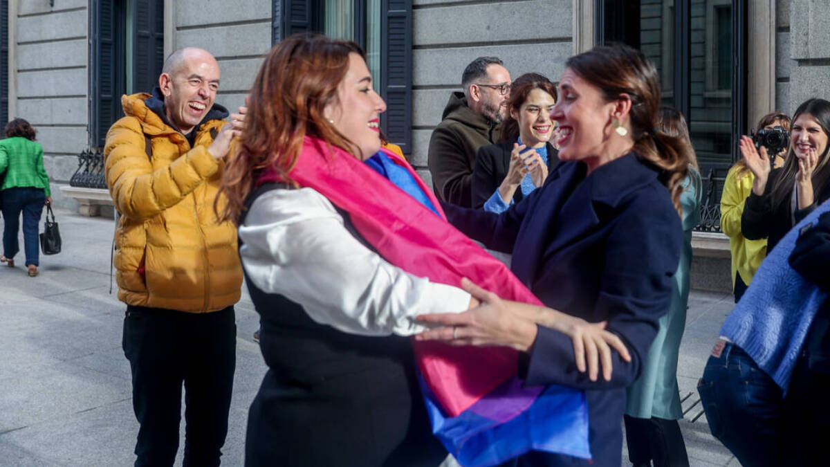 La ministra de Igualdad, Irene Montero, celebra junto a la secretaria de Estado de Igualdad Ángela Rodríguez Pam.