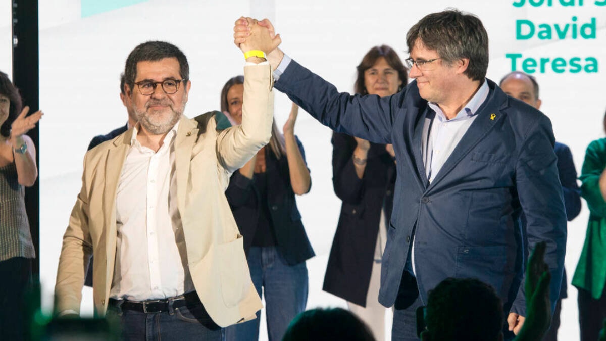 El secretario general de Junts, Jordi Sànchez, y el expresidente de la Generalitat, Carles Puigdemont, se dan la mano durante el Congreso de su partido en Francia