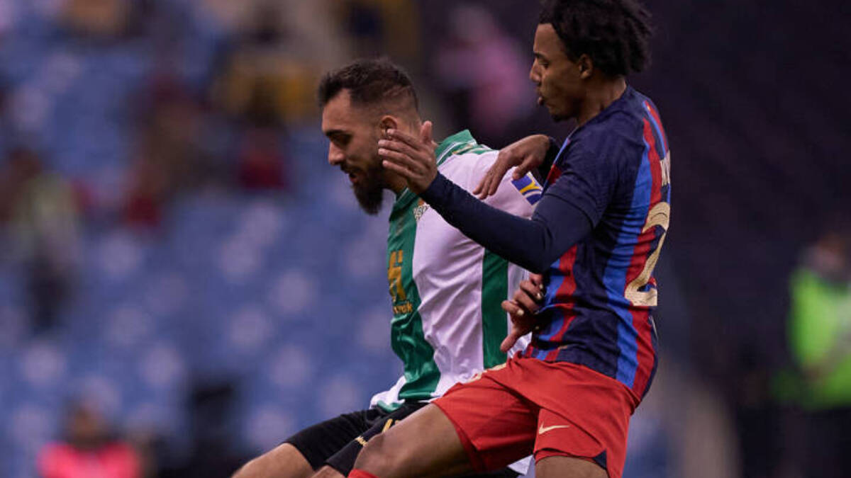 Koundé y Borja Iglesias pelean por un balón.