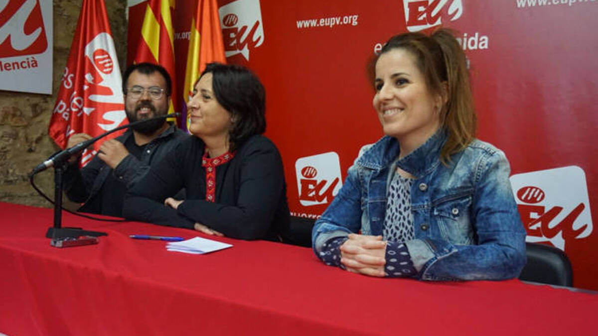 La ex diputada de EU, Esther López Barceló, que dirigirá el Aula, con la consellera Rosa Pérez