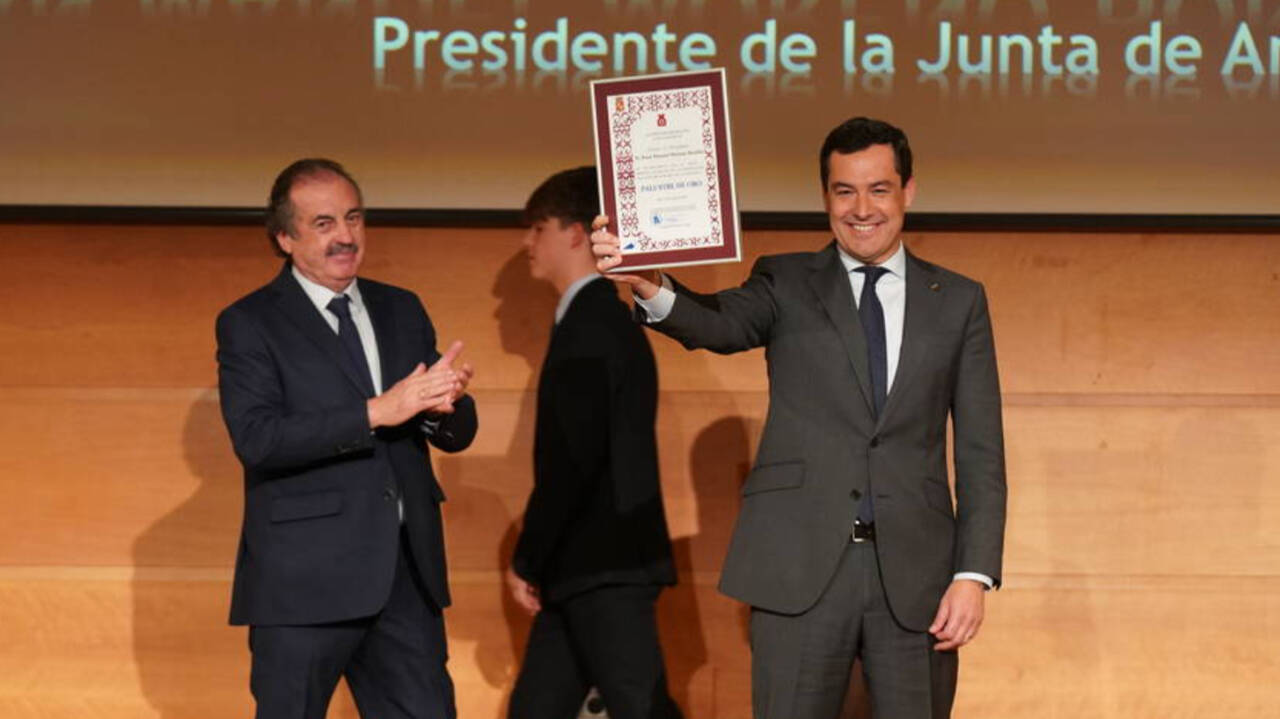 Juanma Moreno recibe uno de los  'Palustres de Oro' que ha entregado en Jaén la Asociación Provincial de Constructores y Promotores de Obras. 
