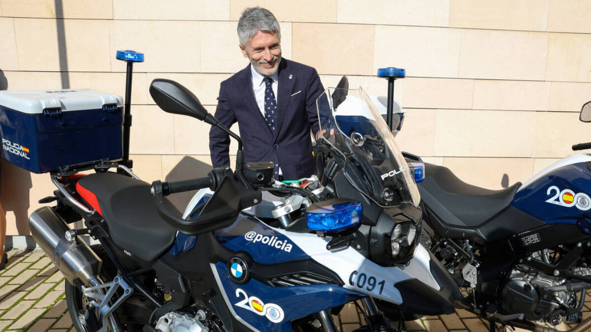El ministro del Interior, Fernando Grande-Marlaska, posa junto a las motos de la Policía Nacional.

