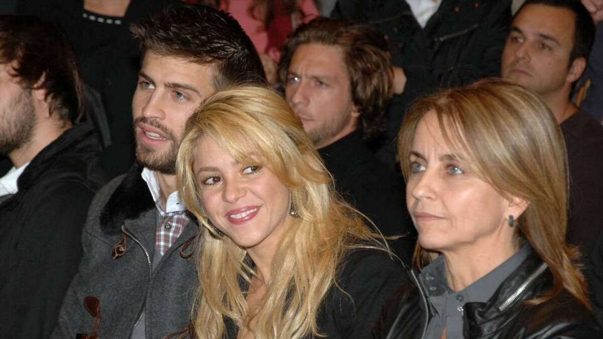 Gerard Piqué junto a Shakira y su madre. 