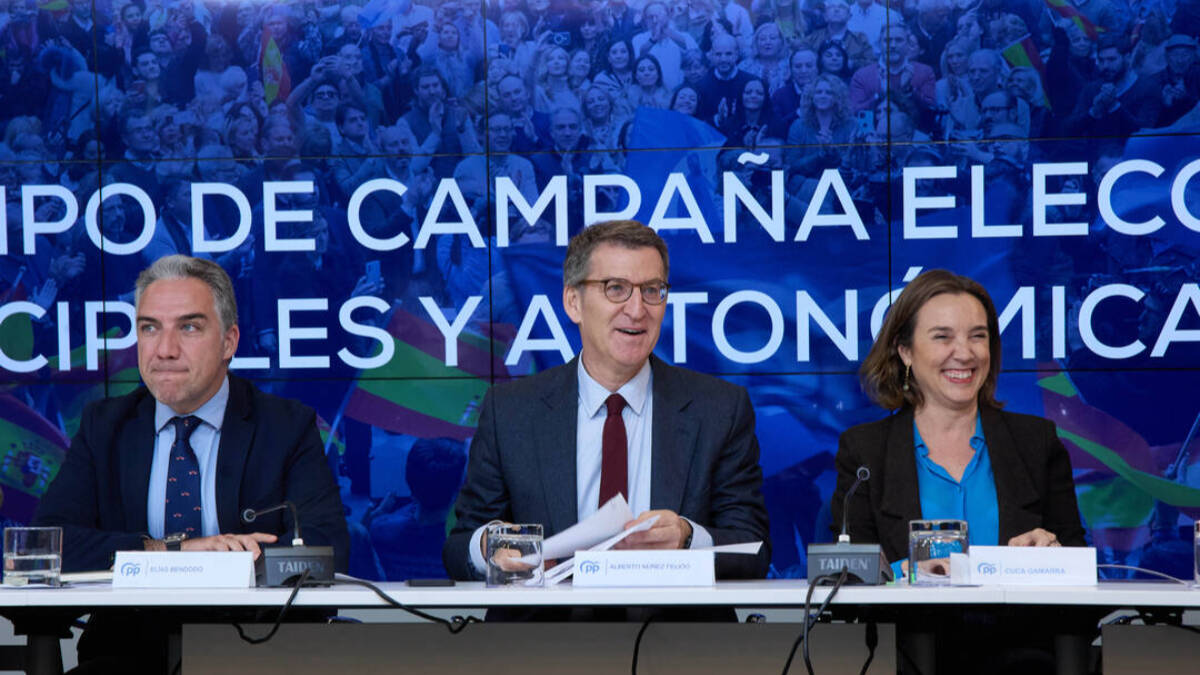 El coordinador general, Elías Bendodo, el presidente del PP nacional, Alberto Núñez Feijóo y la secretaria general del PP, Cuca Gamarra.