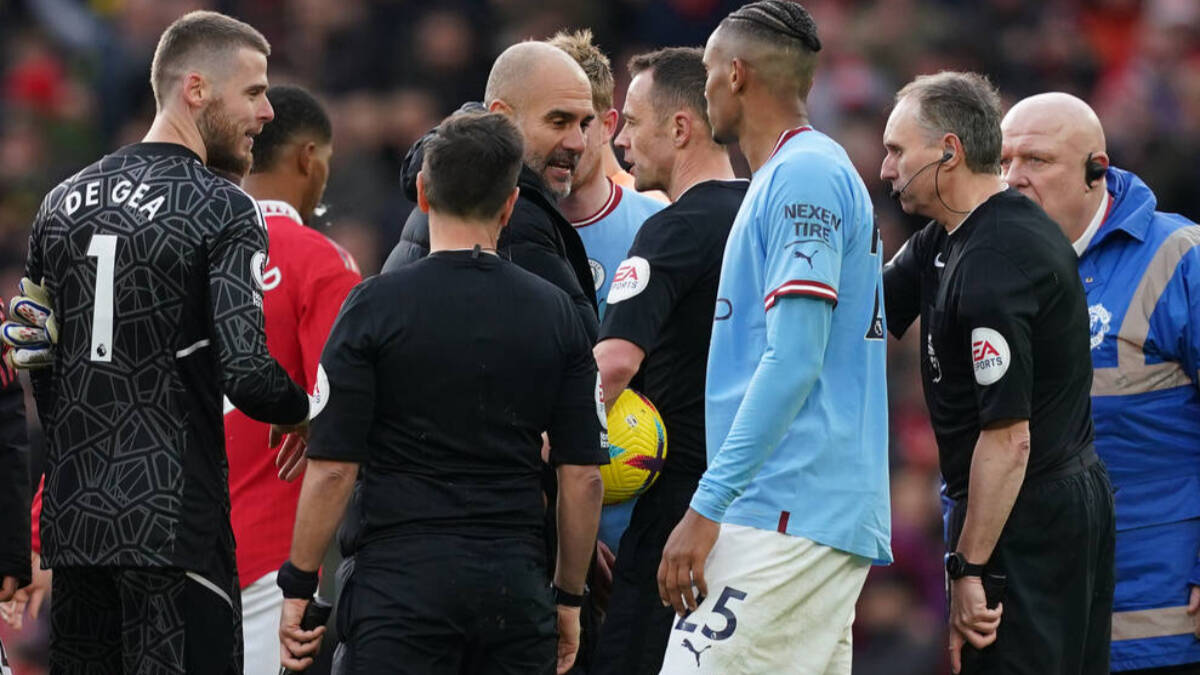 Guardiola protesta al árbitro del Manchester United-City.