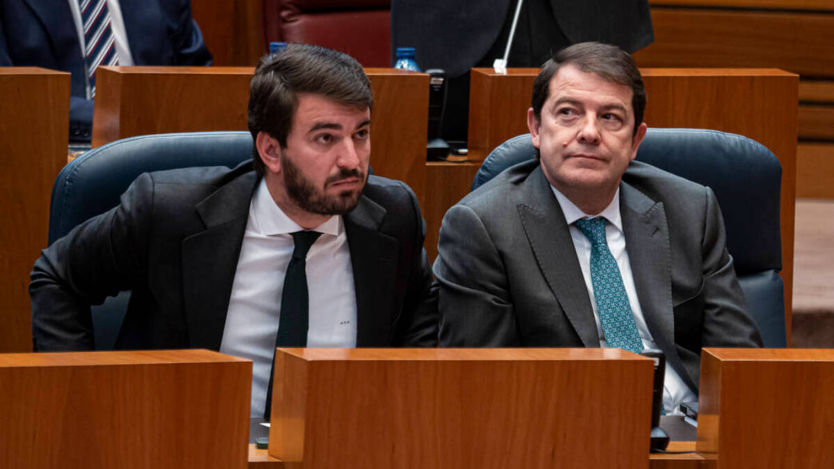Juan García-Gallardo y, Alfonso Fernández Mañueco durnate una sesión en Las Cortes el pasado mes de diciembre 