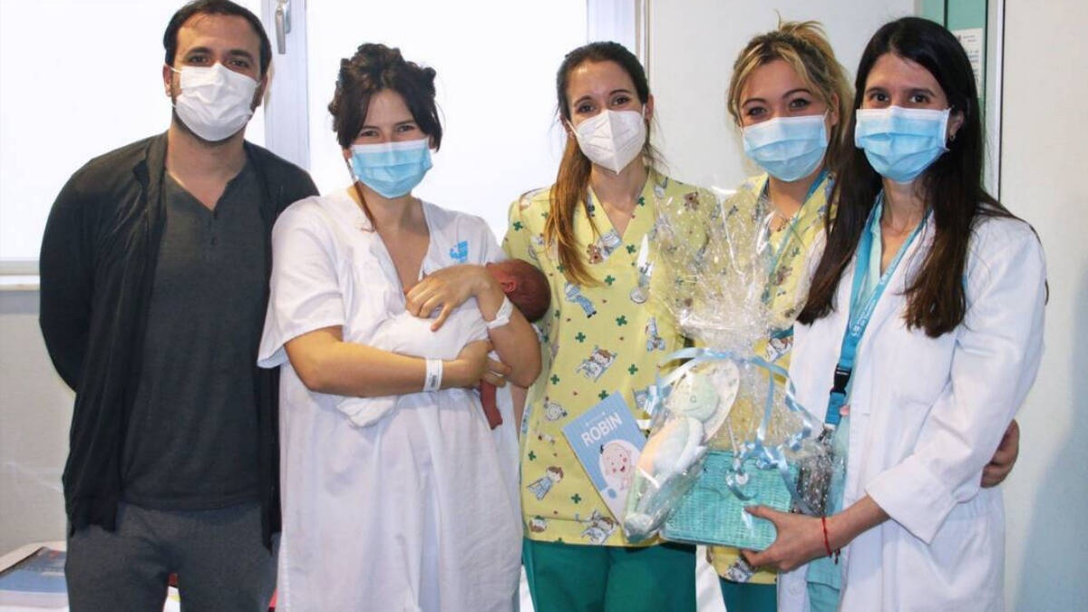 Garzón y su mujer con el equipo del hospital de Torrejón