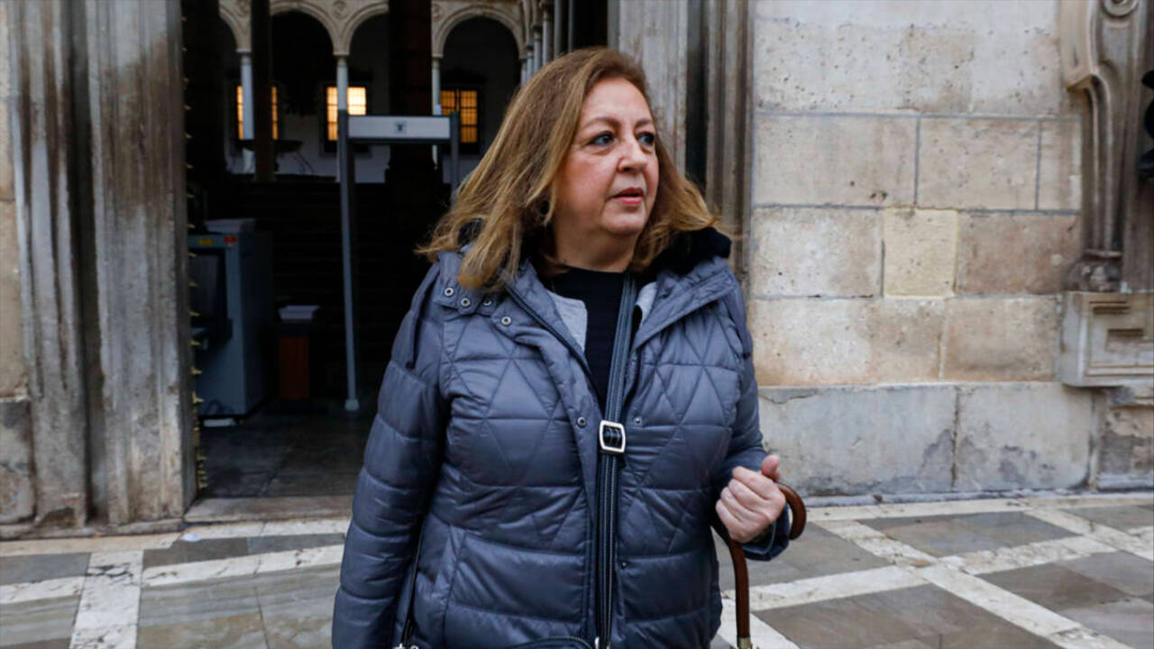 La que fuera directora de la Alhambra, María del Mar Villafranca, saliendo del juicio contra la excúpula de la Alhambra por el 'caso audioguías' en los Juzgados de Granada.