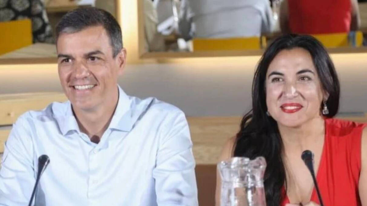 Mónica González, la eurodiputada socialista sancionada, junto a Pedro Sánchez