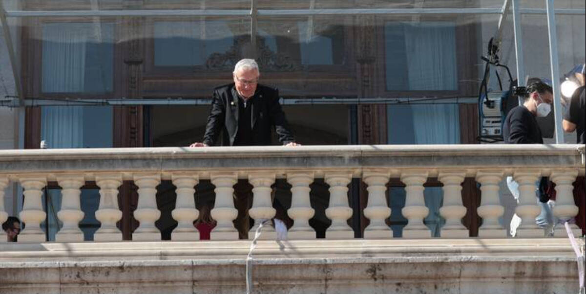 El alcalde de Valencia, Joan Ribó, en el balcón del Ayuntamiento.