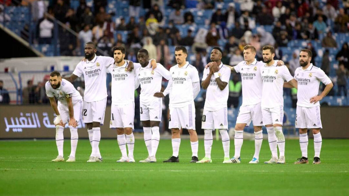Los jugadores del Real Madrid en la tanda de penaltis ante el Valencia.