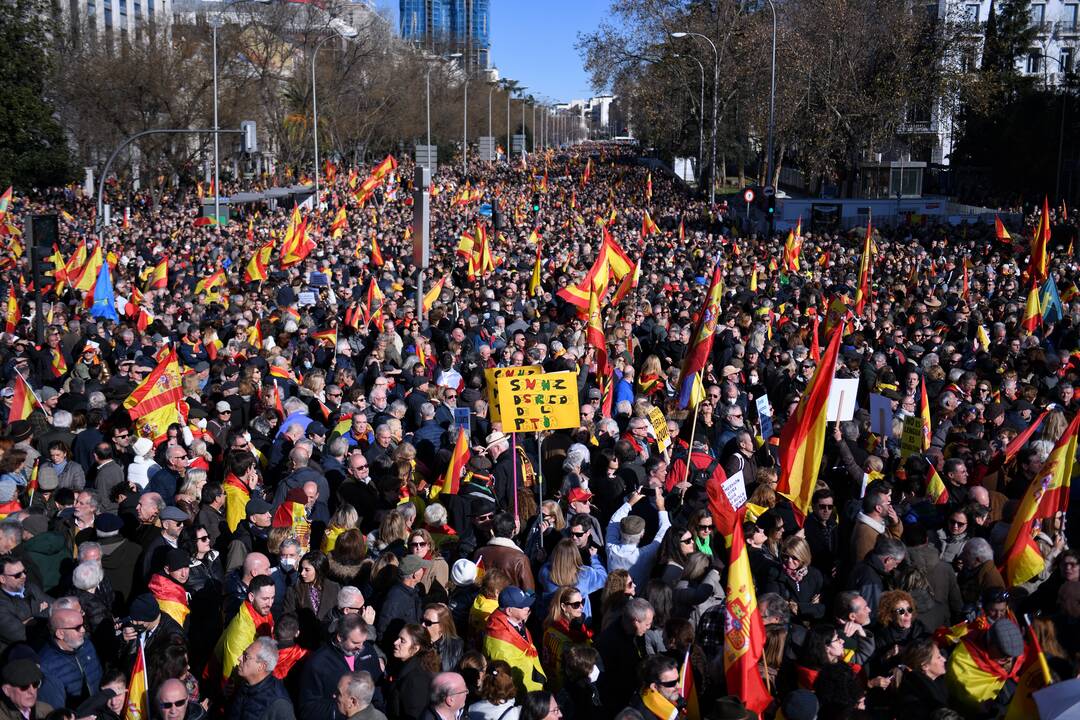 Miles de personas se manifiestan contra el Gobierno de Pedro Sánchez, en Cibeles, a 21 de enero de 2023, en Madrid