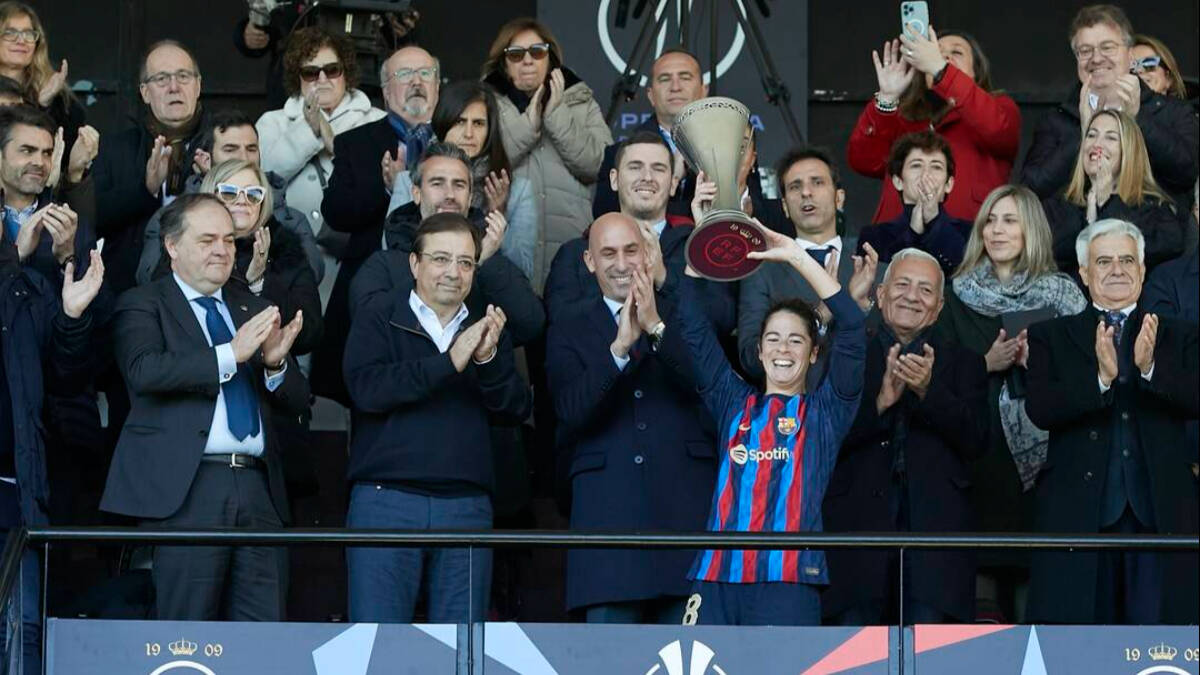 Marta Torrejón, capitana del FC Barcelona, con el trofeo de ganadora de la Supercopa de España. 