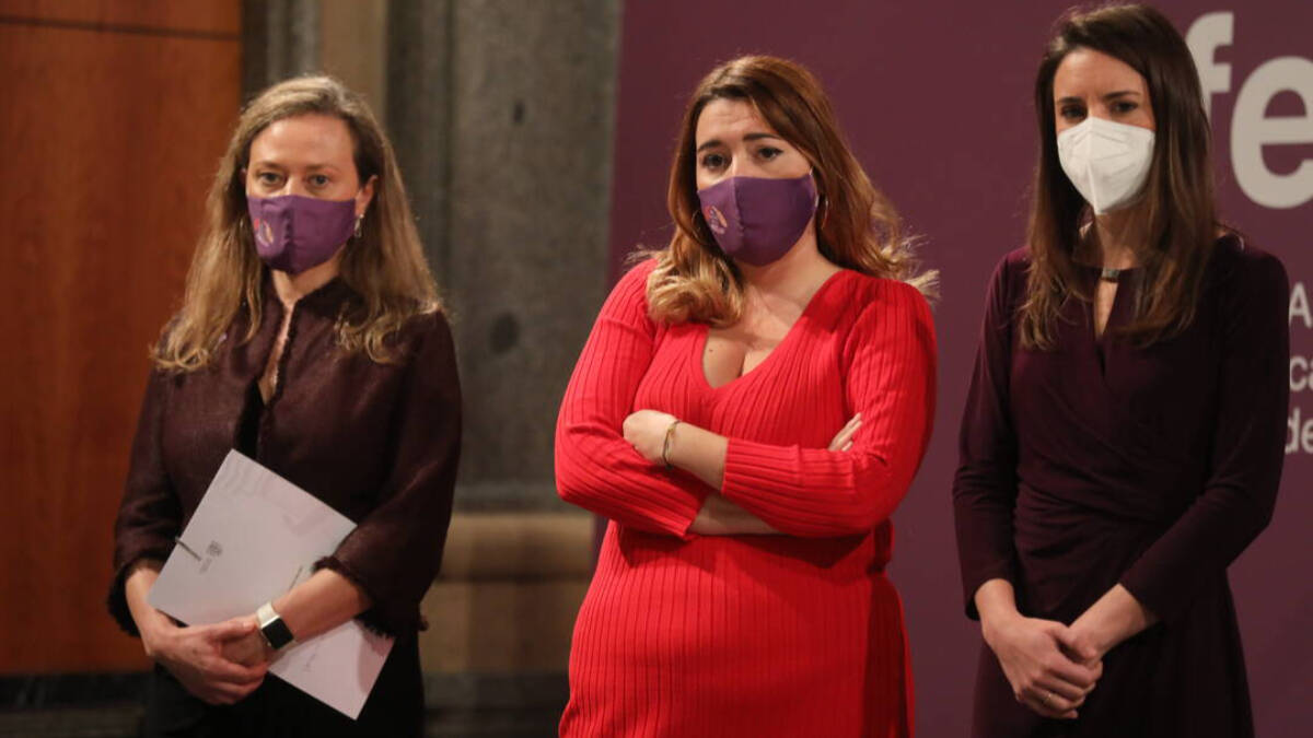 La delegada del Gobierno contra la Violencia de Género, Victoria Rosell; la secretaria de Estado contra la Violencia de Género, Ángela Rodríguez; y la ministra de Igualdad, Irene Montero.