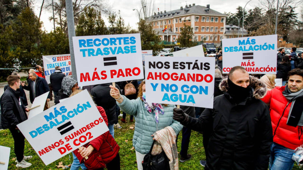 Protesta de los regantes afectados por los recortes del trasvase del Tajo-Segura, este martes frente a Moncloa.