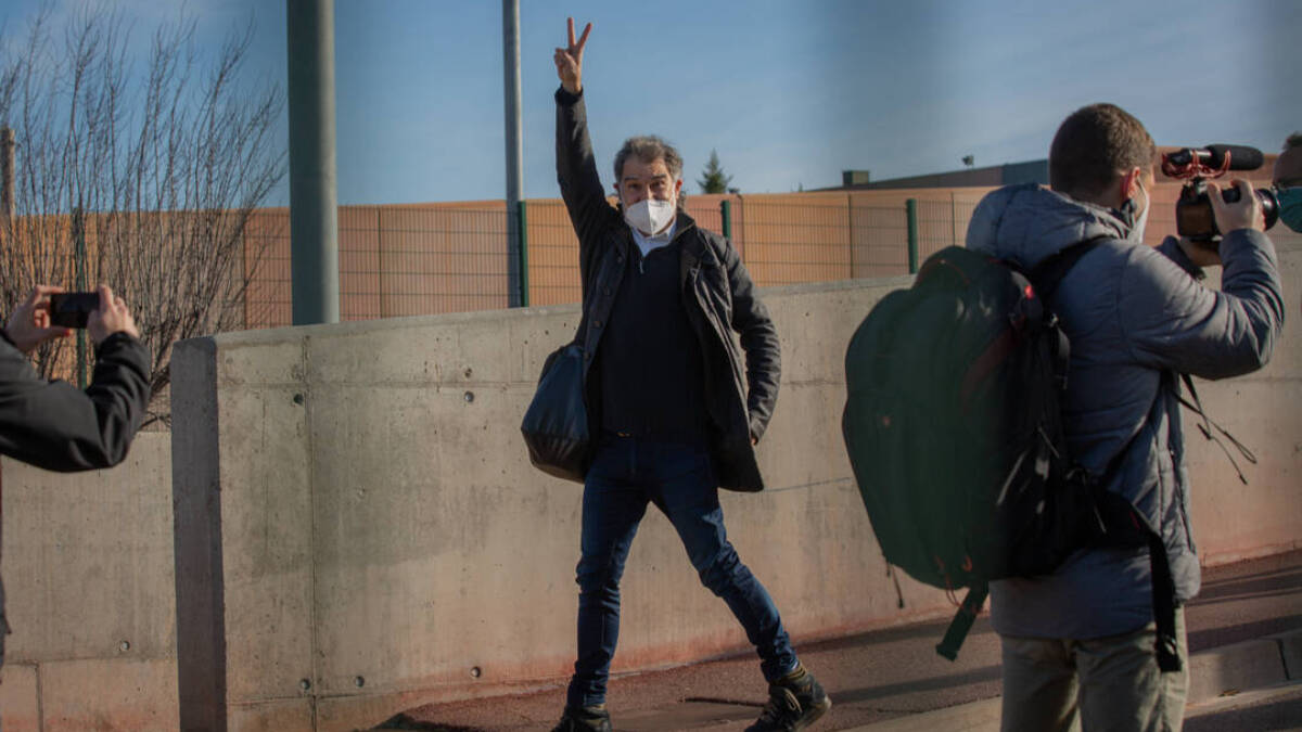El presidente de Òmnium Cultural, Jordi Cuixart, saluda a su salida de la cárcel de Lledoners.