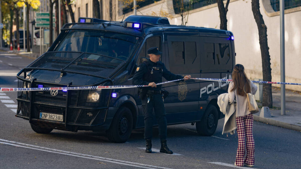 Un Agente de Policía en la Embajada de EEUU en Madrid donde se recibió un paquete bomba el 1 de diciembre de 2022.