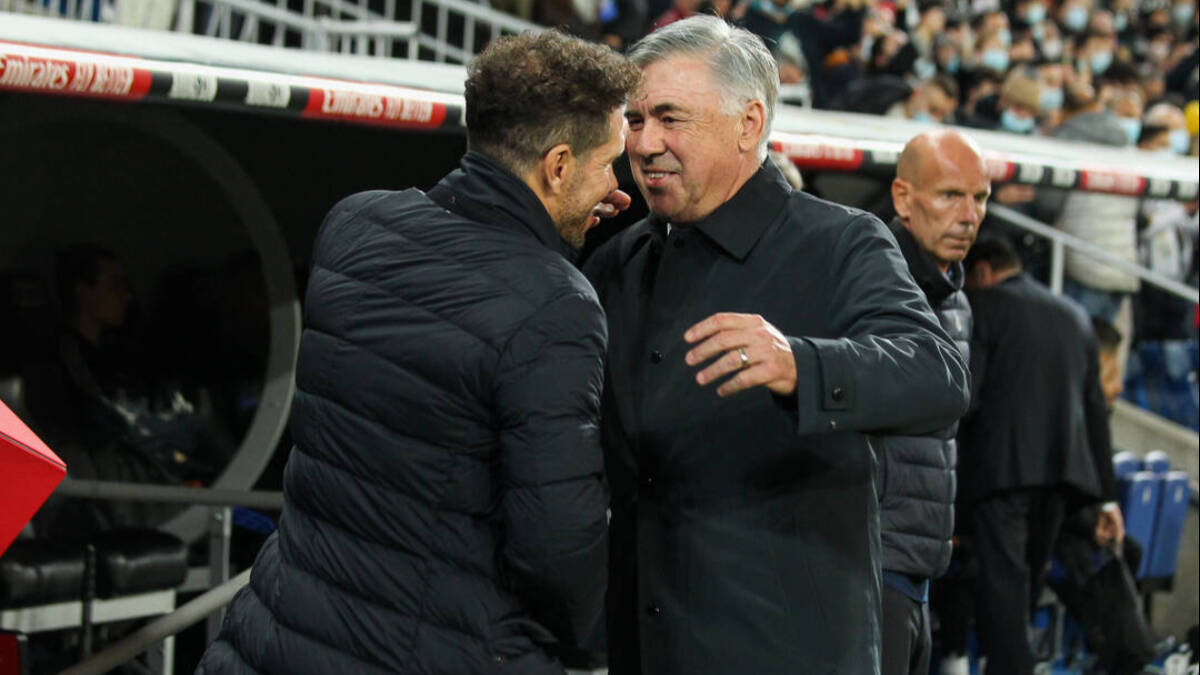 Simeone y Ancelotti se saludan cariñosamente antes de uno de los últimos derbis. 