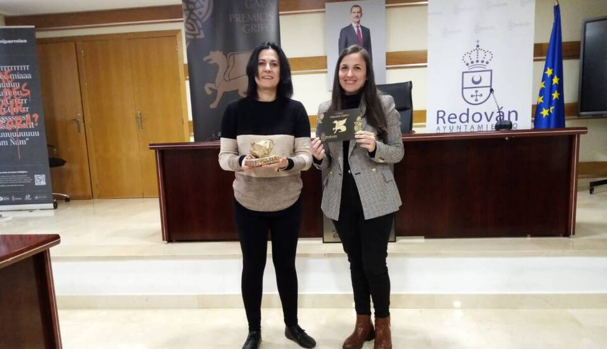 Nely Ruiz, alcaldesa de Redovan y Clara Ezcurra, concejala de cultura, presentan la I Gala Premios Grifo