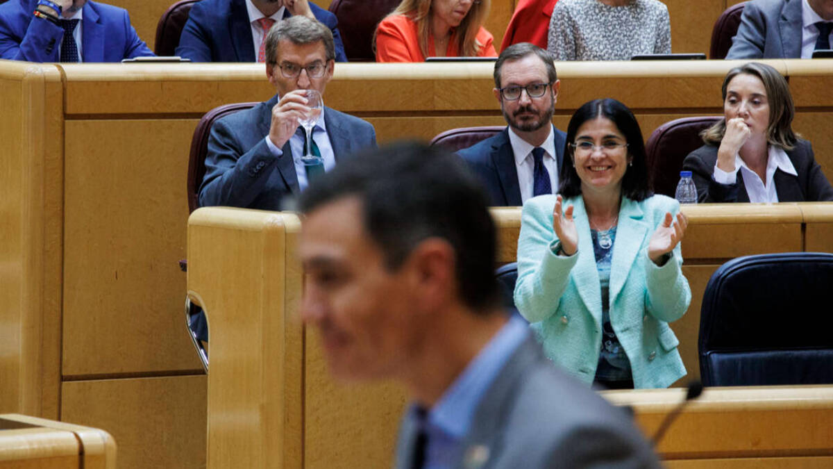 La ministra de Sanidad, Carolina Darias, aplaude al presidente del Gobierno, Pedro Sánchez, en el Senado.