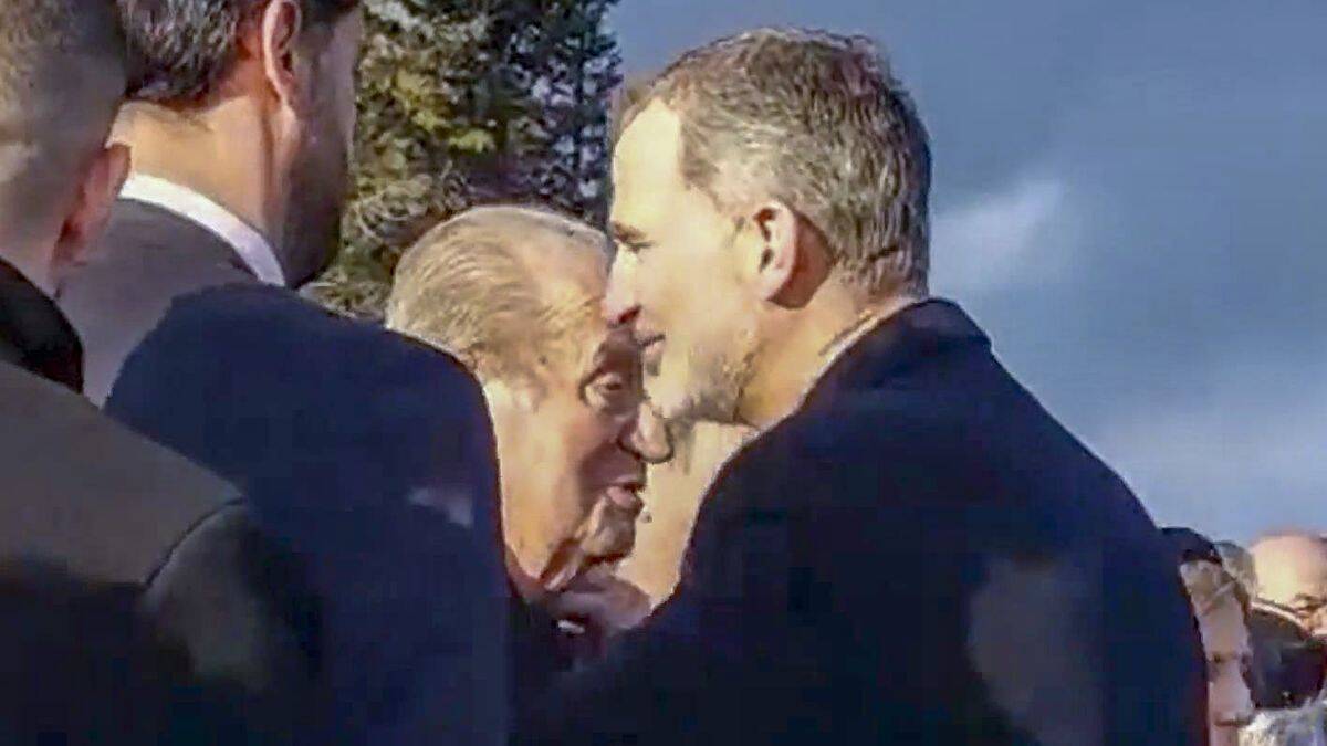 Don Juan Carlos saludando a Felipe VI en el reciente funeral de Constantino de Grecia.