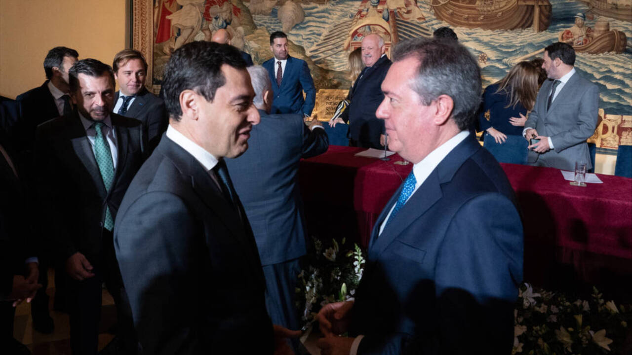 El líder del PP y presidente de la Junta de Andalucía, Juanma Moreno, con el secretario del PSOE-A y líder de la oposición, Juan Espadas.