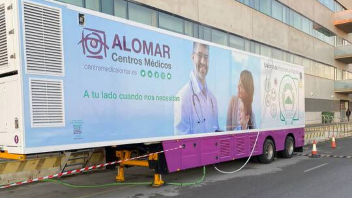 Camión de resonancias de una empresa privada en el hospital de Torrevieja