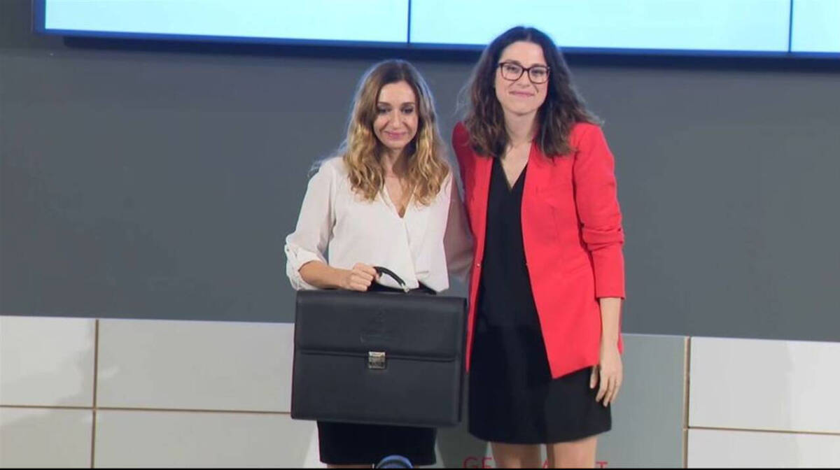 La consellera de Agricultura, Isaura Navarro, recibe la cartera en manos de la vicepresidenta ante la ausencia de la anterior consellera, Mireia Mollà.