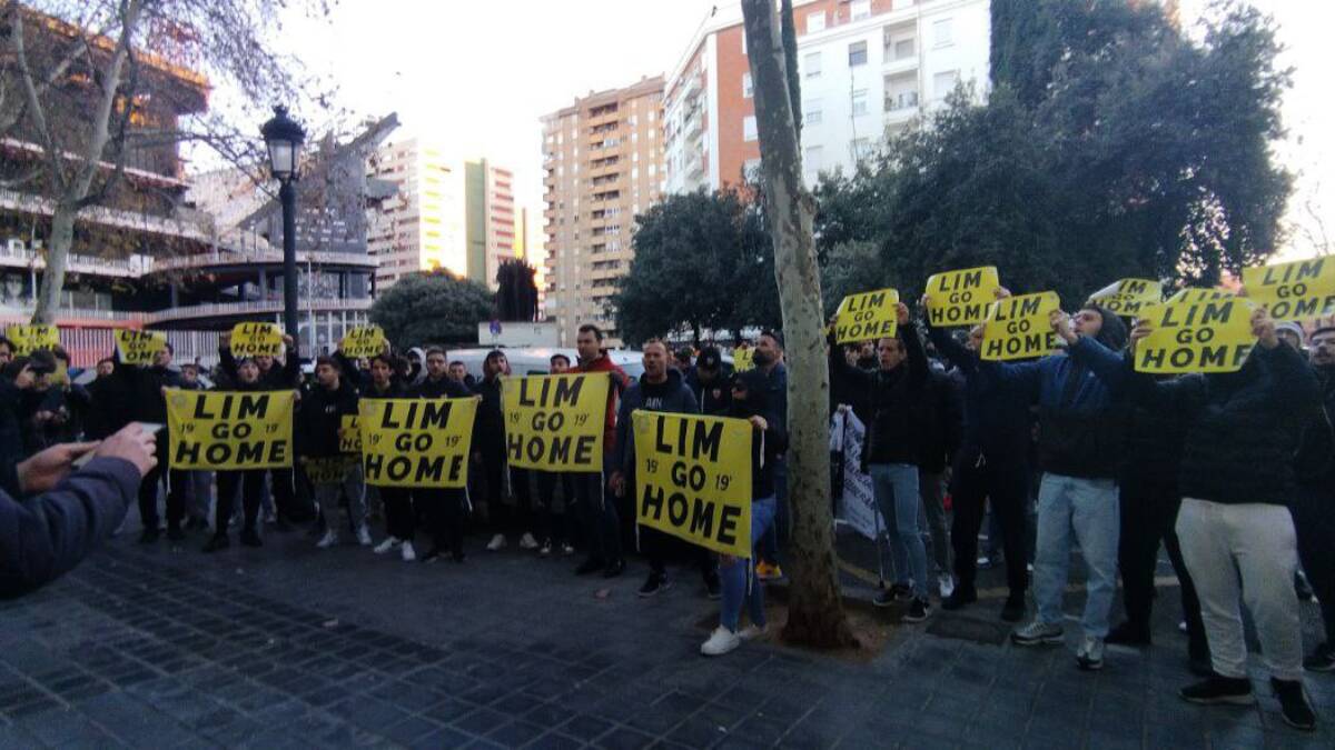 Aficionados protestan frente a las oficinas del Valencia CF - LIBERTAD VCF