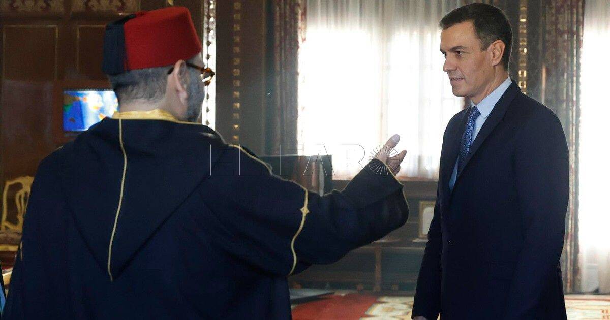 Mohamed VI señala a Sánchez en su última visita a Rabat.
