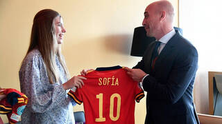 La Infanta Sofía da un paso más allá en su afición al fútbol y rompe moldes