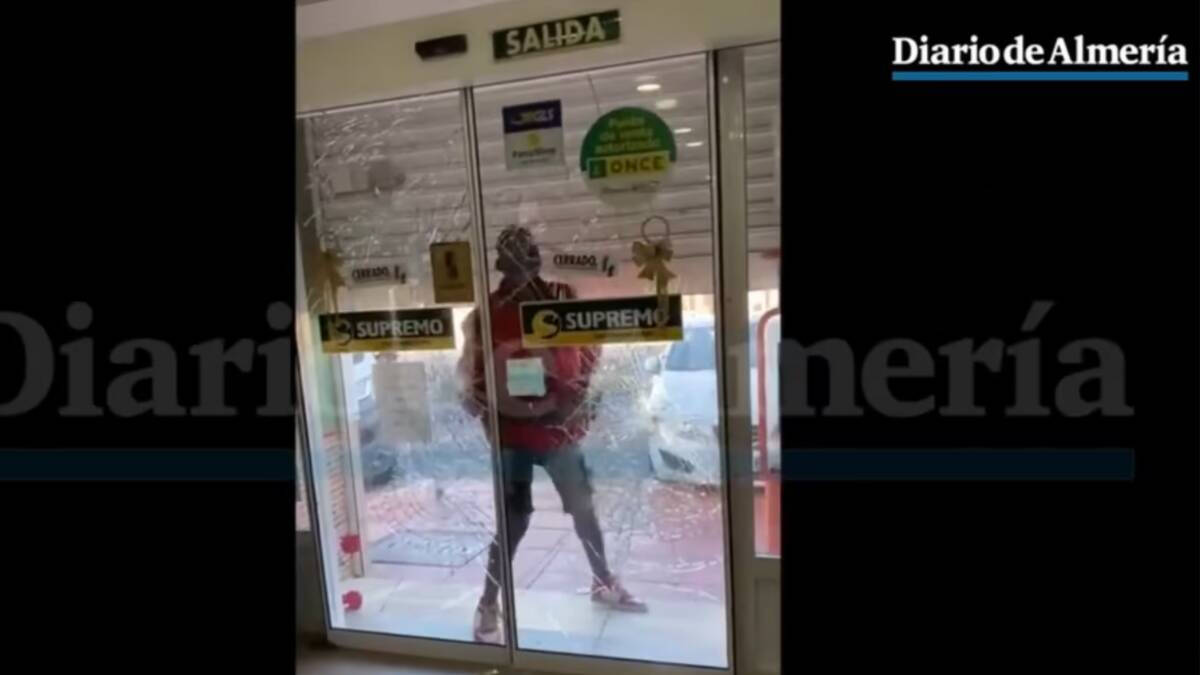 El inmigrante durante su ataque al supermercado en Ruescas.
