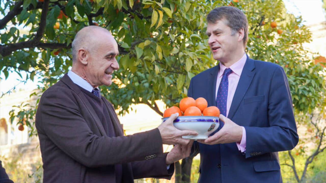 El alcalde de Sevilla, Antonio Muñoz, hace entrega de las naranjas al embajador de Reino Unido en España Hugh Elliot.