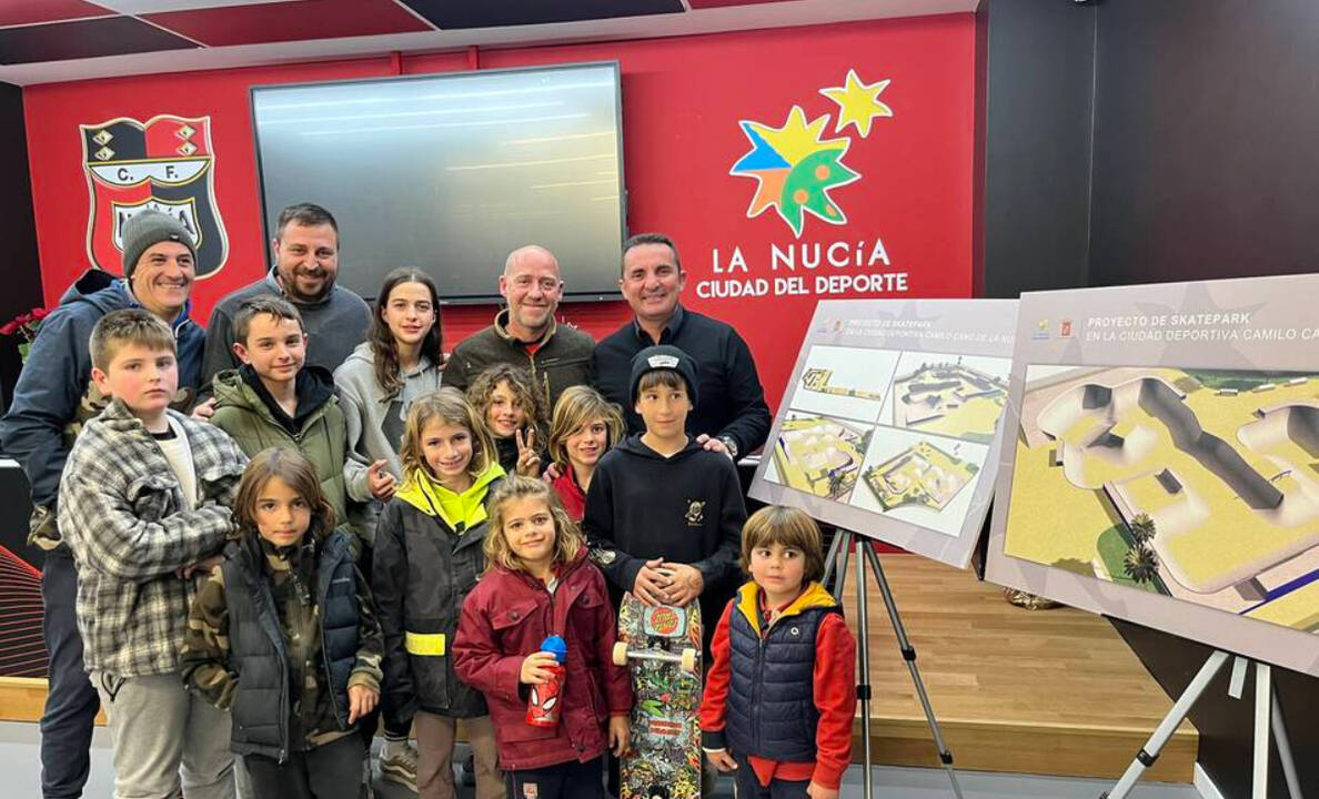 Alumnos y monitores de la escuela de skate junto a Sergio Villalba, concejal de Deportes y Bernabé Cano, alcalde de La Nucía.
