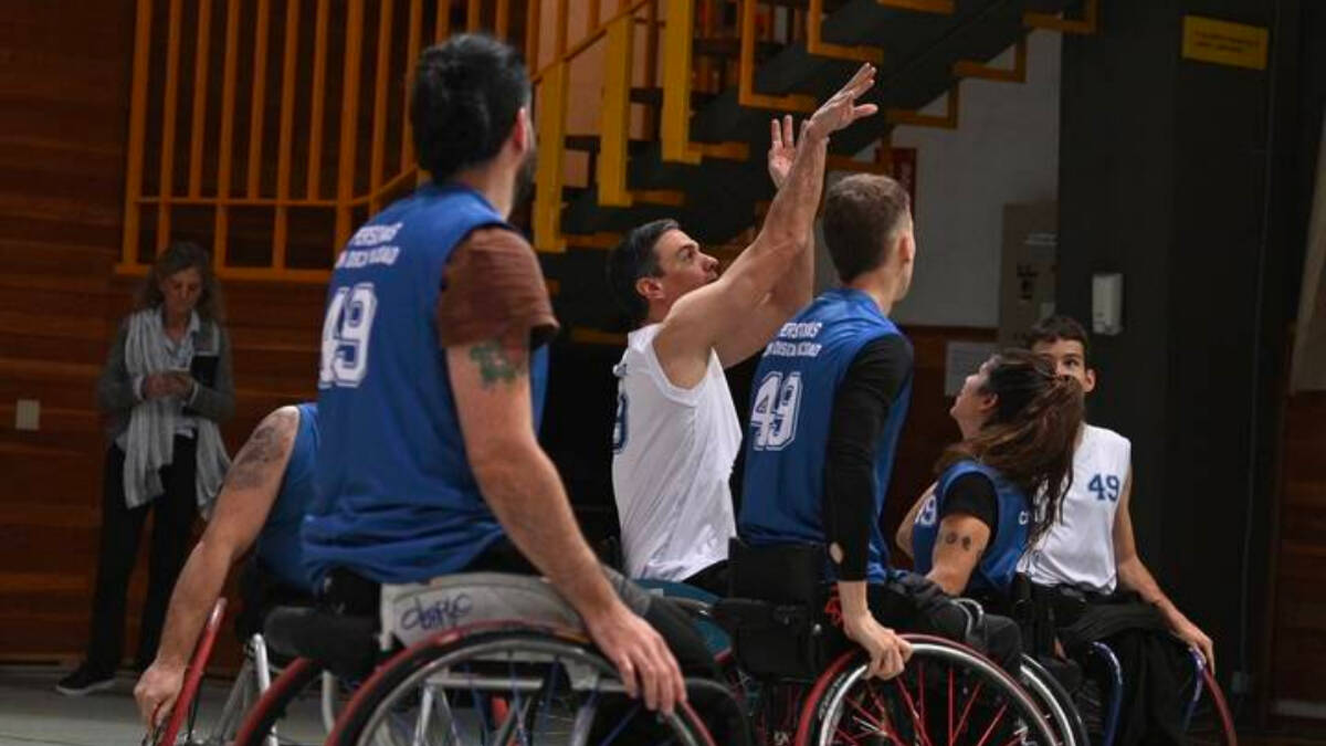 Pedro Sánchez juega al baloncesto en silla de ruedas