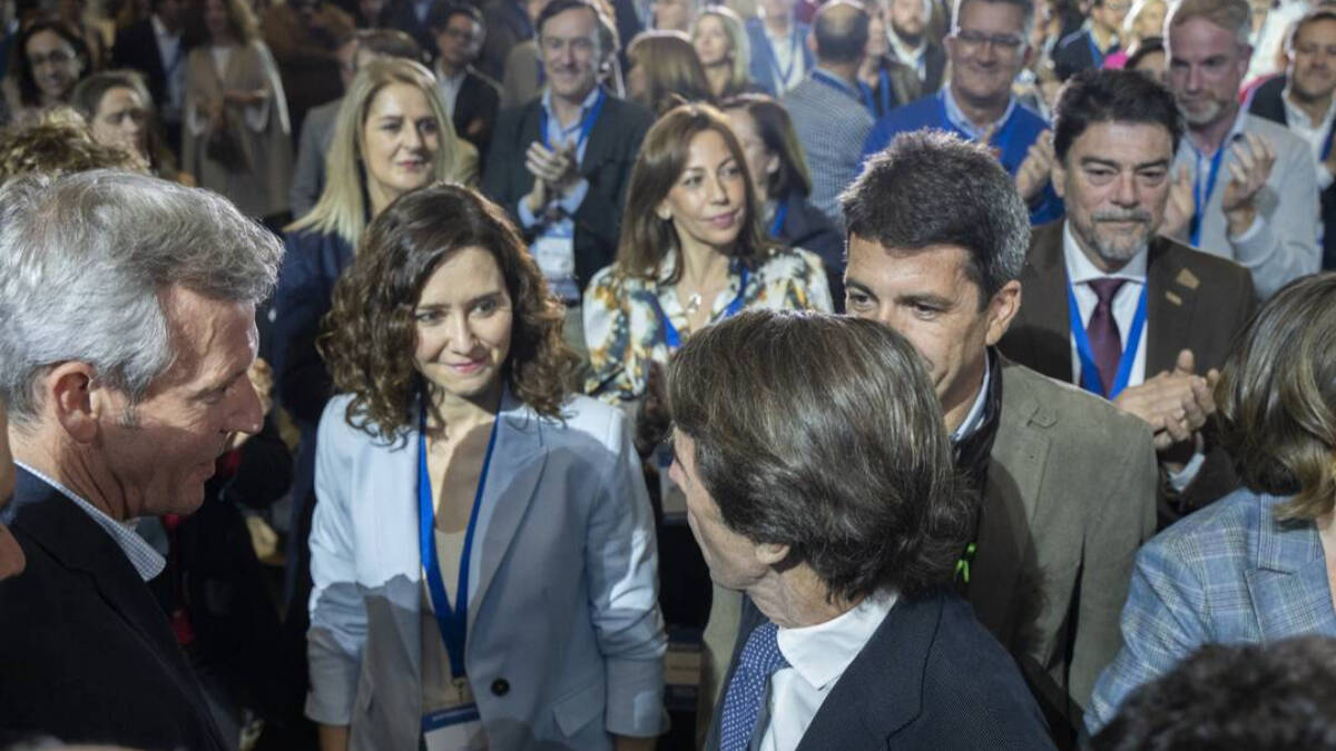 Isabel Díaz-Ayuso, junto a Jose Mª Aznar y otros dirigentes del PP.