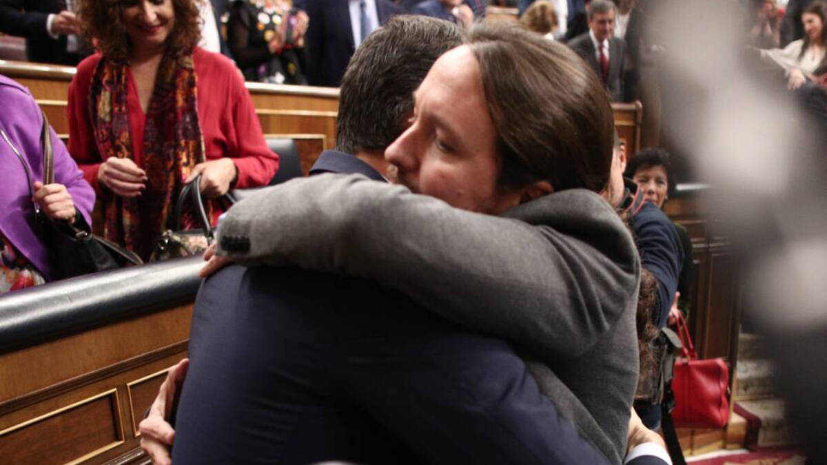 El por entonces vicepresidente del Gobierno, Pablo Iglesias, abraza al presidente de España, Pedro Sánchez.