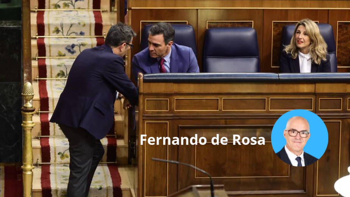 El ministro de la Presidencia, Félix Bolaños, y el presidente del Gobierno, Pedro Sánchez, conversan en el Congreso de los Diputados.