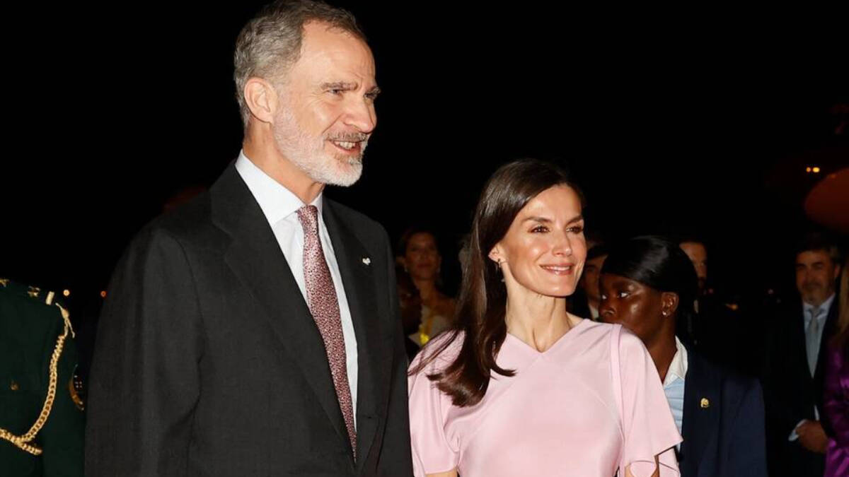 Los Reyes Felipe y Letizia en su llegada a Angola en viaje oficial.