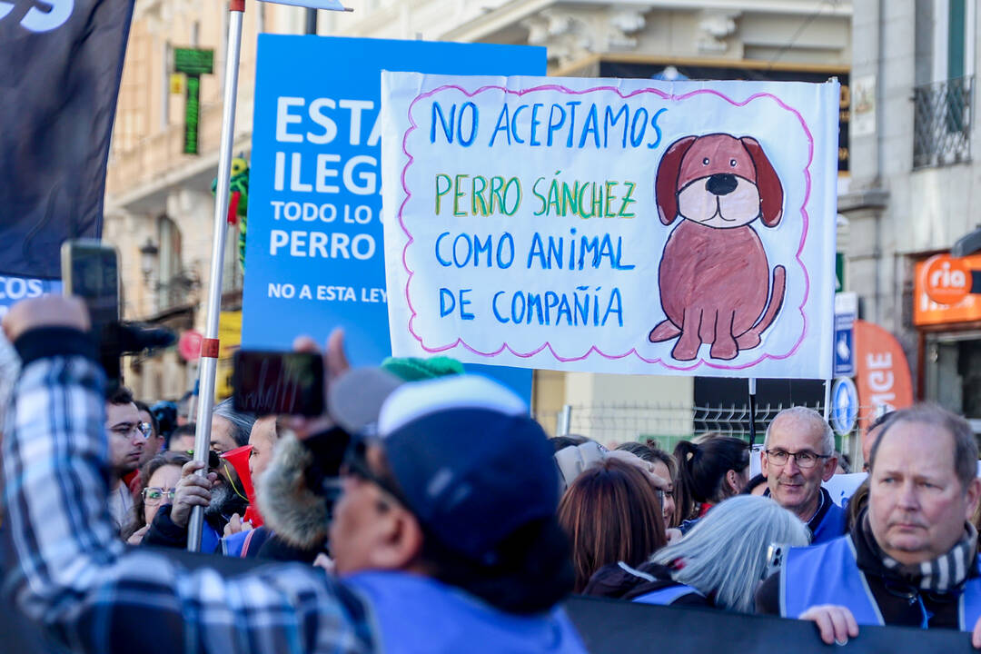 Varias pancartas durante una protesta contra la Ley del Bienestar Animal en Sol, a 5 de febrero de 2023, en Madrid 