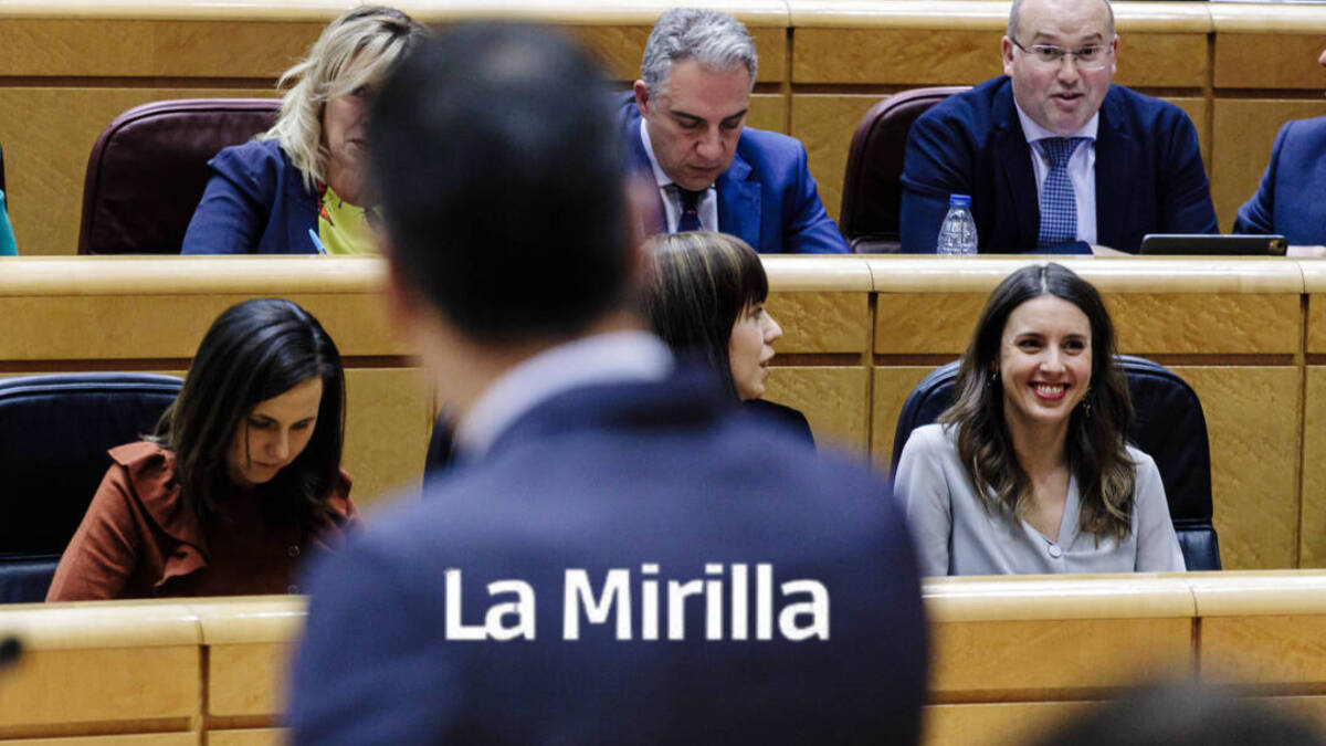 El presidente del Gobierno, Pedro Sánchez, comparece en un pleno del Senado ante la mirada de la ministra de Igualdad, Irene Montero.