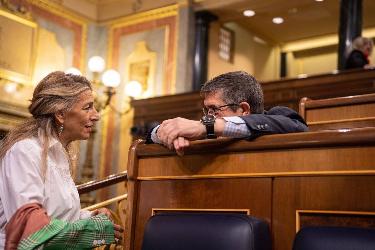 Yolanda Díaz, este jueves conversando en el Congreso con Patxi López.
