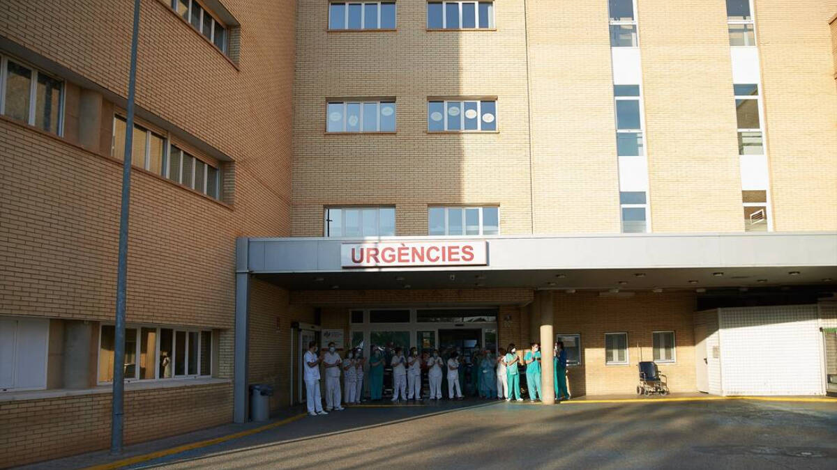 Varios sanitarios aplauden en la puerta de Urgencias del Hospital General Universitario de Castellón.
