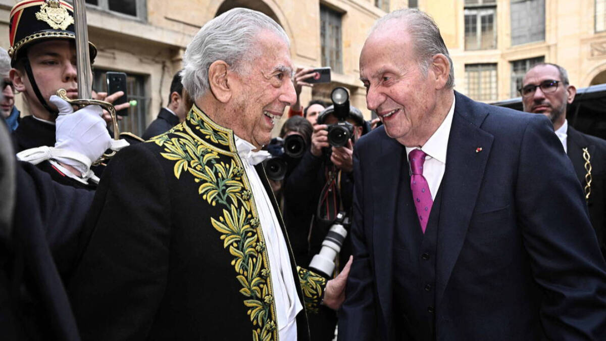 Mario Vargas Llosa con el Rey Juan Carlos en París.