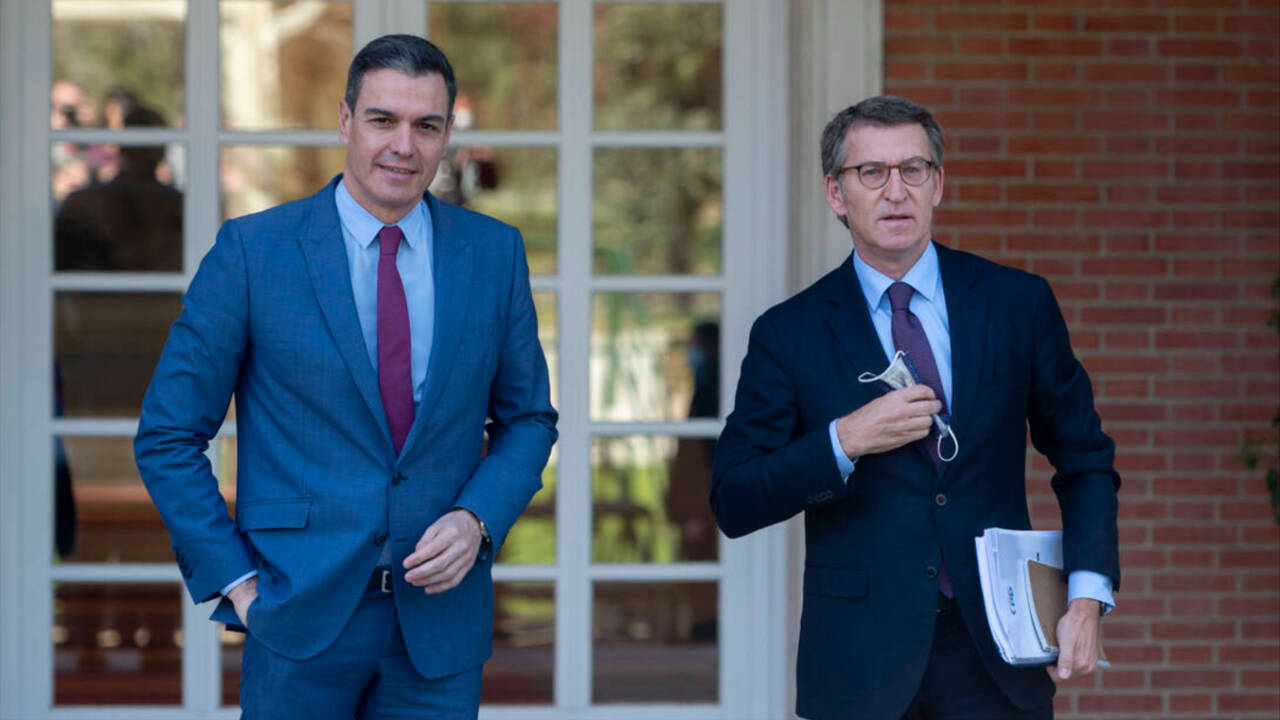 El presidente del Gobierno y líder del PSOE, Pedro Sánchez, con el presidente del PP, Alberto Núñez Feijóo.