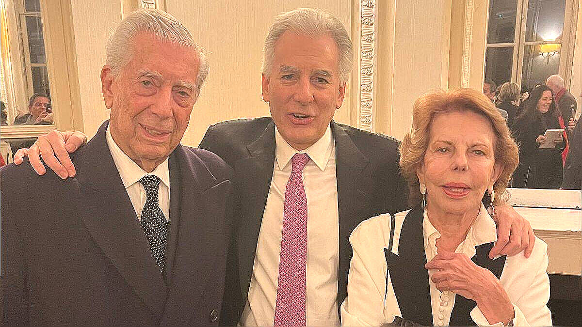 La familia Vargas Llosa totalmente unida de nuevo.