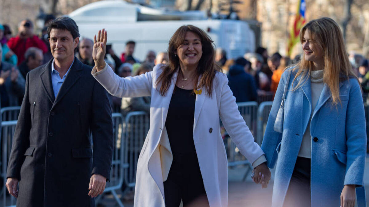 La presidenta de Junts, Laura Borràs, llega acompañada de marido y de su hija al primer día de su juicio.