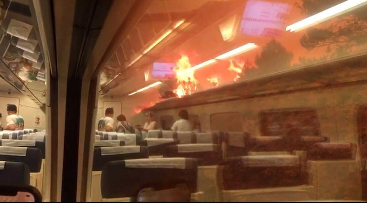 Imagen tomada por un pasajero del tren que se dirigía al incendio de Bejís.