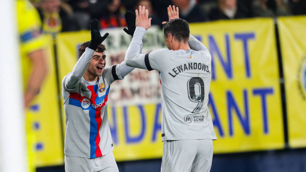 Pedri y Lewandowski celebran un gol ante el Villarreal.