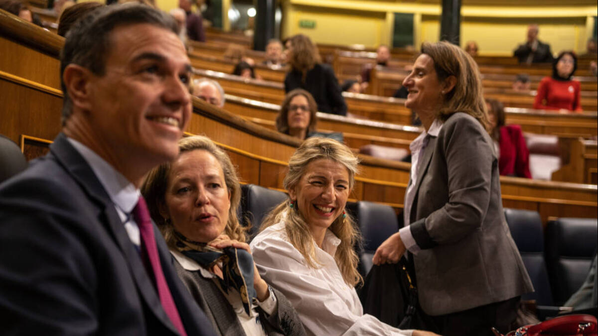 Pedro Sánchez, Nadia Calviño y Yolanda Díaz, en un pleno del Congreso. 